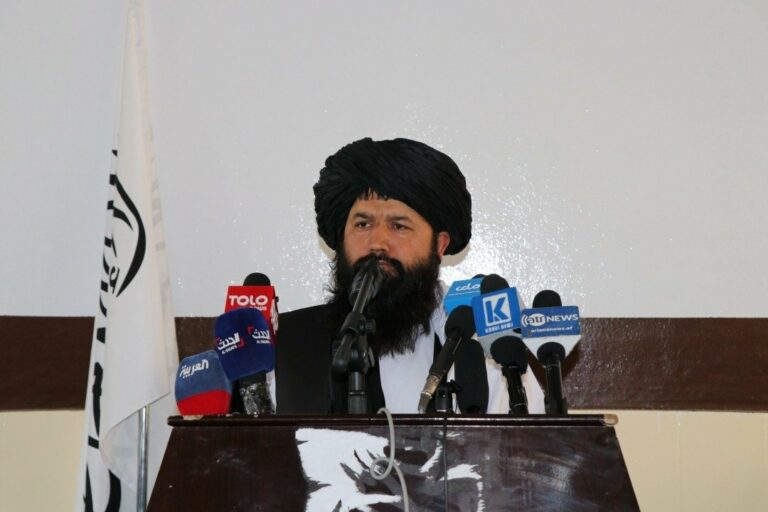 ملاندیم له یوه پلاوي سره په «روسیه او اسلامي نړۍ» کنفرانس کې د ګډون لپاره کازان ته لاړ